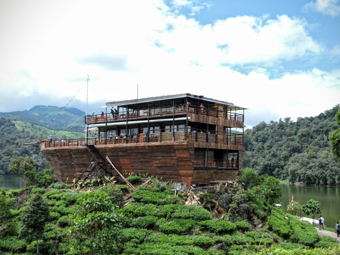 Rumah makan berbentuk kapal tradisional di atas bukit (dok. Cech)